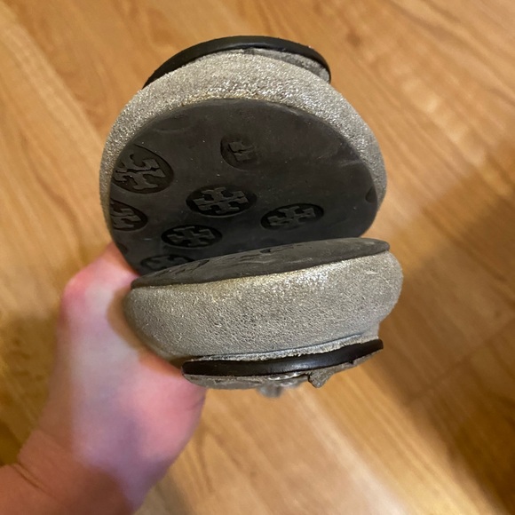 Tory Burch Silver Reva Metallic Pebbled Leather Logo Ballerina Ballet Flats - Picture 5 of 8